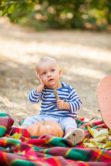 Obraz premium Kid in the park with a pumpkin