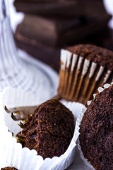 Detailaufnahme mehrere Schokoladen-Muffins mit Dessertgabel
