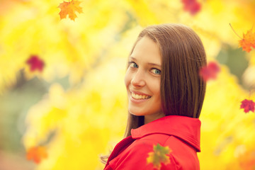 Naklejka premium Beautiful young brunette woman portrait in autumn