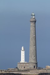 Fototapeta premium Le phare de l'île vierge et la côte rocheuse à Lilia, Plouguerneau,bretagne