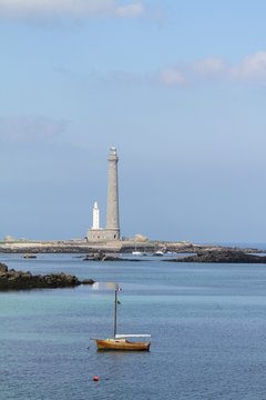 Le phare de l'île vierge et la côte rocheuse à Lilia, Plouguerneau,bretagne