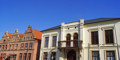 Altstadt von NORDEN ( Ostfriesland ) mit Rathaus rechts