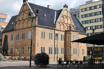 Obraz premium Historic house in the old town of Oslo, Capital of Norway, Europe. Street scene with Restaurants waiting for guests.