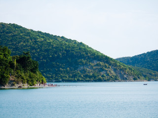 Голубое озеро между гор в Абрау-Дюрсо