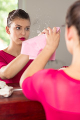 Obraz na płótnie Canvas Woman cleaning mirror