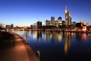 Frankfurt mit Skyline am Abend 