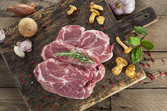 Marmoriertes rohes Nackensteak auf edlem Holzbrett
