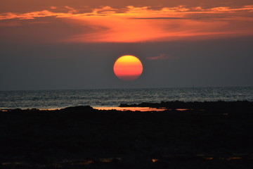Nuage orangé passant au dessus du coucher de soleil