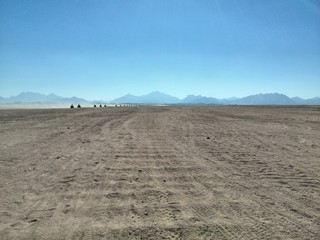 Песчаная пустыня Египта на фоне неба и гор