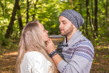 Fototapeta premium Young couple in autumn park