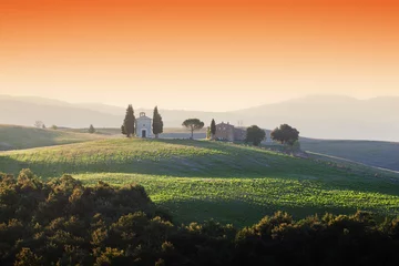 Tuinposter Toscane landschap bij zonsopgang met een kleine kapel van Madonna di Vitaleta, Italië. © Photocreo Bednarek