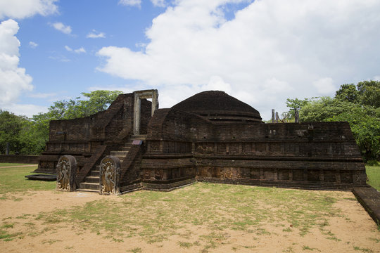 Руины храма Маник Вихера. Полоннарува, Шри-Ланка