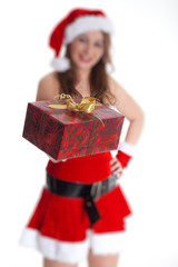 Nikolaus Frau überreicht Geschenk Paket Porträt