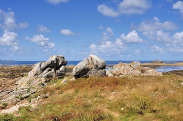 La côte rocheuse de l'île aux femmes à Port-Blanc Penvénan