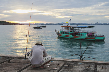 Obraz premium Local man goes fishing for food in the morning