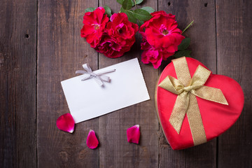 Empty tag,  fresh red roses  and gift box