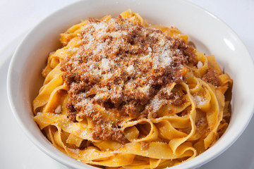 Tagliatelle al ragù in piatto bianco