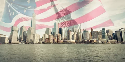Poster Im Rahmen Dreifache Belichtung der Skyline von New York City, der Freiheitsstatue und der amerikanischen Flagge © oneinchpunch