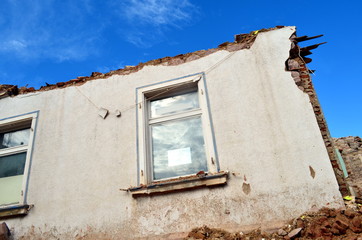 Fassade eines Abbruchhauses