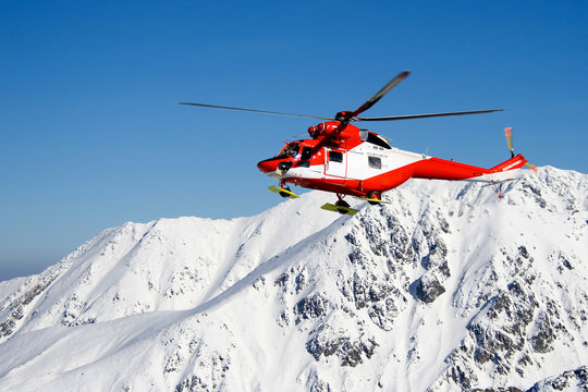 Helikopter TOPR podczas akcji ratowniczej w Tatrach Wysokich
