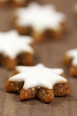 Weihnachtsbaum aus Zimtsternen mit Weihnachtswünschen in verschiedenen Sprachen