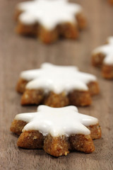 Zimtsterne auf Holzuntergrund