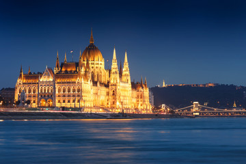 Obraz premium The Hungarian Parliament building at night, Budapest
