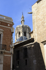 Fototapeta premium Torre del Miguelete entre la Catedral y el palacio arzobispal.