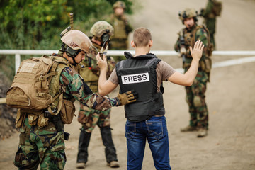 rangers with weapon captured journalist hostage