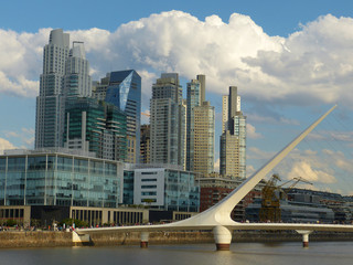 Wohnviertel Puerto Madero mit Frauenbrücke in Buenos Aires
