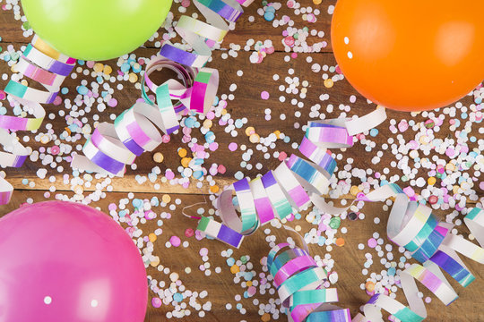 Decoraci&oacute;n de fiesta sobre madera