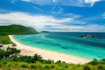 White Sand Beaches and Blue Ocean for Snorkeling at Samaesarn 