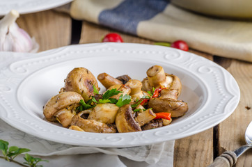 Fresh mushroom salad with chilli and herbs