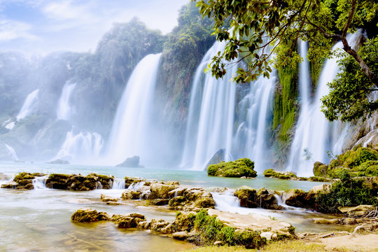 Ban Gioc waterfall in VIetnam © sonha