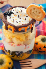 ガラス瓶に入ったハロウィンケーキ