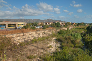 Obraz premium A dry river in the city.