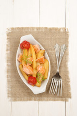 french fries with salmon, tomato and dill