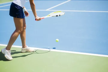 Poster Beautiful female tennis player serving © NDABCREATIVITY