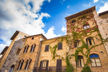 Fototapeta na wymiar Antichi palazzi nel centro storico di San Gimignano