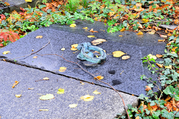 Grabplatte aus Granit mit Hebering