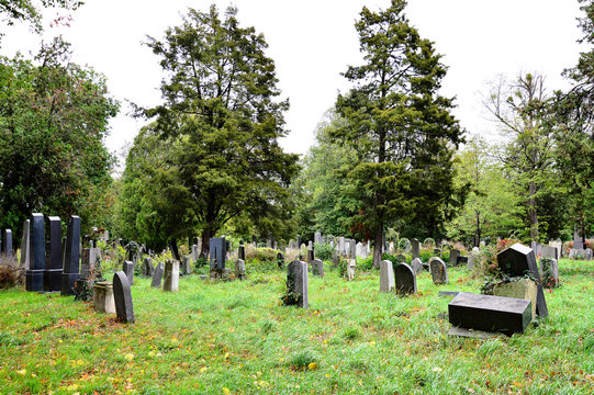 Grabsteine am Friedhof