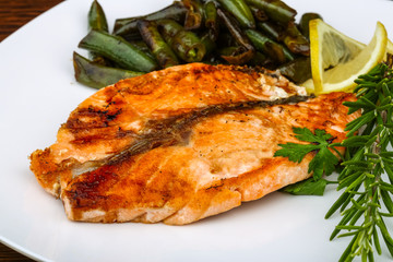 Grilled salmon with green beans