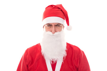 Weihnachtsmann schaut böse zum Betrachter, freigestellt auf Wei