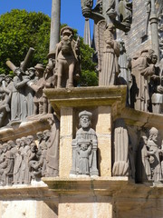 Figuren am Calvaire in Plougastel Daoulas