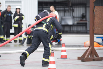 Zawody strażackie polegające na wykonaniu kilku zadań w jak najkrótszym czasie. Jednym z elementów jest bieg z wężem gaśniczym oraz trafienie wodą w cel.