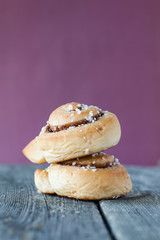 två kanelbullar som står på varandra 