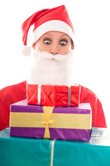 lustige Weihnachtsfrau schaut auf viele Weihnachtsgeschenke, fre