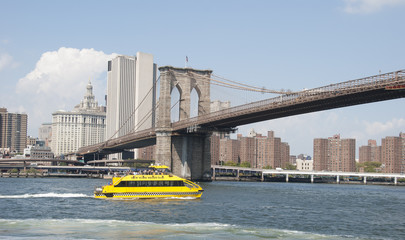 Brooklyn Bridge in New York City. - obrazy, fototapety, plakaty