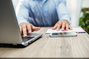 mani di uomo in ufficio sulla tastiera del notebook al lavoro