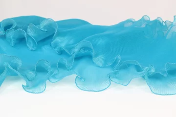 Crédence de cuisine en verre imprimé Cristaux En appuyant sur un fond blanc en mousseline de soie bleu.